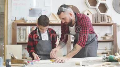 男教师和男学生手工制作一个DIY木制玩具